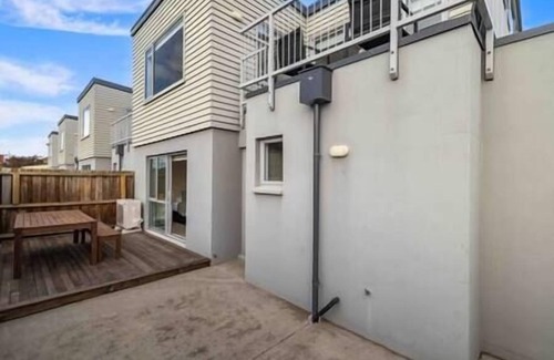 Christchurch House | Townhouse close to CBD. Double internal access garage. Full kitchen and dining.