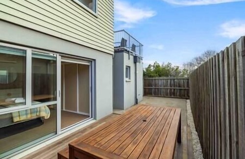 Christchurch House | Townhouse close to CBD. Double internal access garage. Full kitchen and dining.