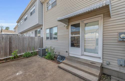 Grandview Apartment | Townhouse Cozy & Comfort stay near KC MO