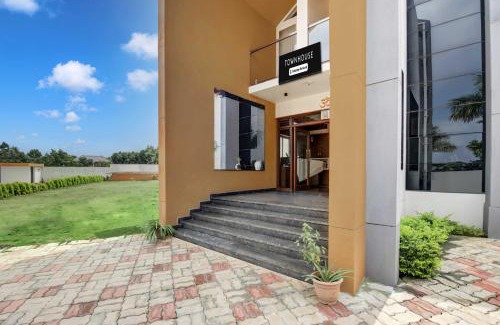 Kyarkoppa Hotel | Townhouse Dharwad New Bus Terminal