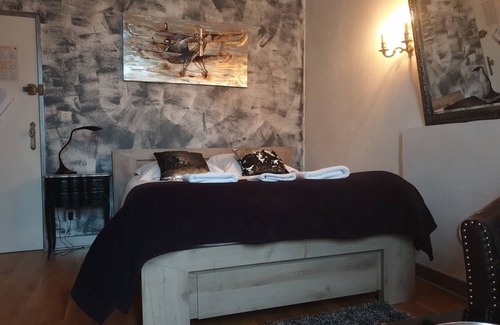 Saint-Amand-Montrond House | Townhouse In Saint-Amand-Montrond With Child Friendly, Security/Safety, Bedding/Linens