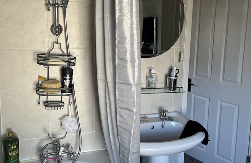 Rugby House | Townhouse in Rugby. Close to shops, pubs, restaurants, railway, motorway, parks.