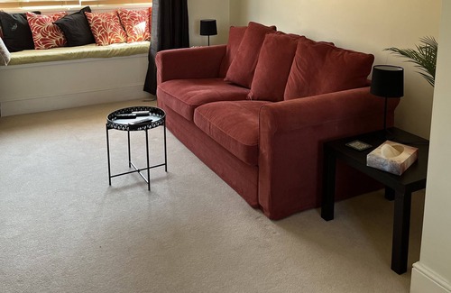 Rugby House | Townhouse in Rugby. Close to shops, pubs, restaurants, railway, motorway, parks.