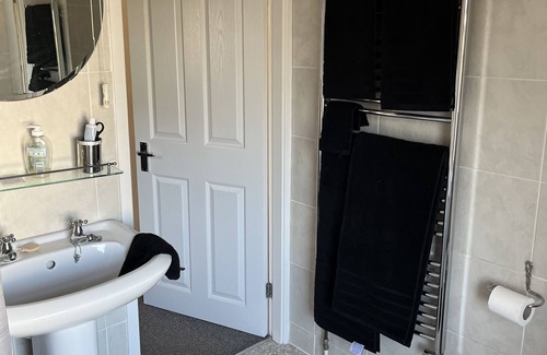 Rugby House | Townhouse in Rugby. Close to shops, pubs, restaurants, railway, motorway, parks.