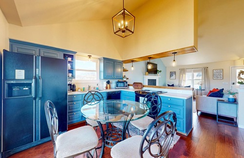 Eureka Springs House | Townhouse near Table Rock Lake with golf, tennis, views, fireplace