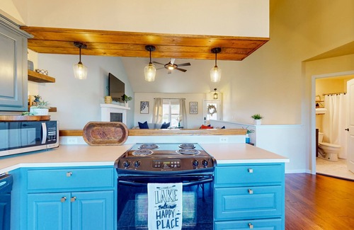 Eureka Springs House | Townhouse near Table Rock Lake with golf, tennis, views, fireplace