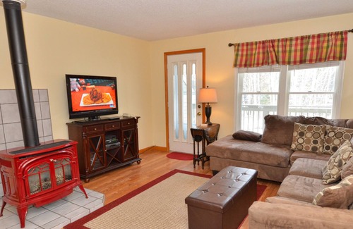 Center Conway House | Townhouse on Saco River w 2 Kayaks, Minutes from N. Conway, NH