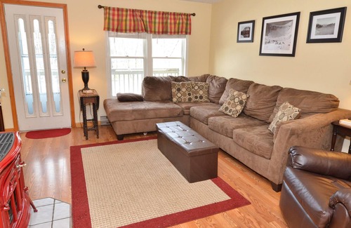 Center Conway House | Townhouse on Saco River w 2 Kayaks, Minutes from N. Conway, NH