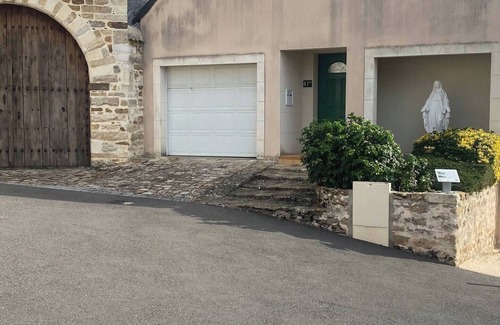 Montfort-le-Gesnois House | TOWNHOUSE WITH 2-BEDROOM GARAGE