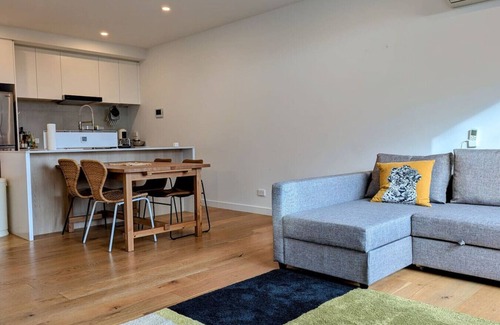 Burwood House | Townhouse with 2.5 bathrooms and double garage