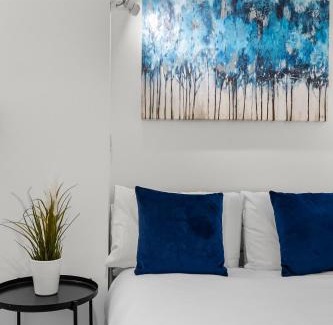 Plymouth House | Townhouse with modern mobility accessible apartment including widened doors and ramps, pets welcome, 5 bedrooms, secure off road parking, near Home Park, golf, pitch and putt, tennis courts, Argyle, eateries, microbrewery, pubs, boutique shops and salons
