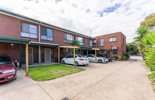 Hughesdale House | Townhouses near Chadstone by Readyset