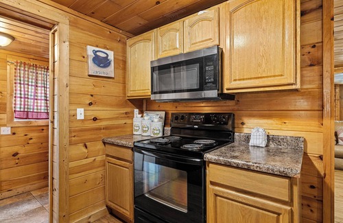 Townsend Cabin | Townsend Area*Cozy*Hot Tub*Single Story*Level Parking*WiFI