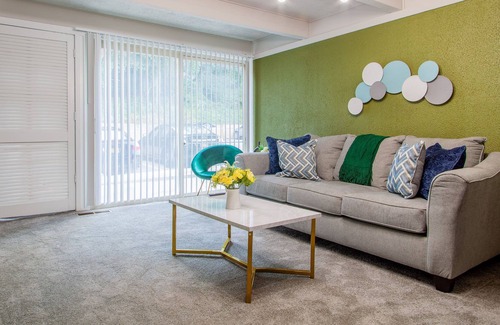 Towson House | Towson/ Parking/King Bed/Wi-fi/Patio/Smart Tvs