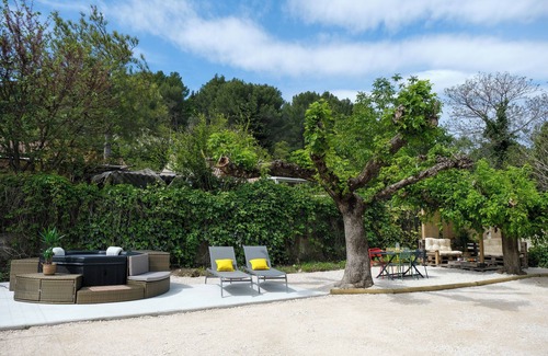 Pernes-les-Fontaines House | Très Jolie Maison 100 % Cosy et Confortable Avec un bel Extérieur et Jacuzzi!
