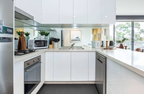 Moonee Ponds Apartment | Trackside Escape by Moonee Valley Racecourse