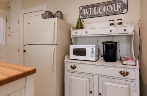 Hendersonville House | Tracy's Downtown Cottage