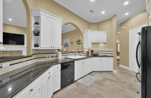 Walden on Lake Conroe House | Trader's Retreat Spacious Waterfront home with Boat slip.