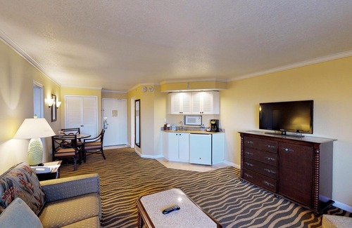 St. Pete Beach Condo | TradeWinds - 1 Bedroom - Gufl Front View