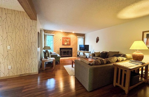 Harbor Springs Condo | Traditional 4BR/3.5BA Hideaway Valley Condo, Harbor Springs/Petoskey Area.