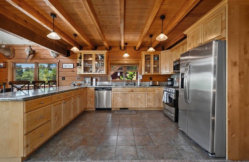 Crestline Cabin | Traditional A-frame Luxe Cabin in Crestline Ca. 3bed3bath/3LVL/PRVT SPA/5+PRKING