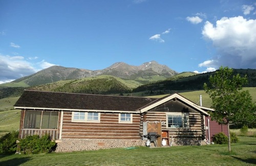 Pray Cabin | Traditional Cabin and Guest Cottage North of Yellowstone Park