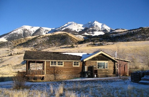 Pray Cabin | Traditional Cabin and Guest Cottage North of Yellowstone Park
