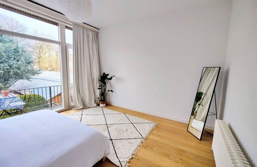 Markgrave Apartment | Traditional chic high ceilings apt w Aircos/Garage