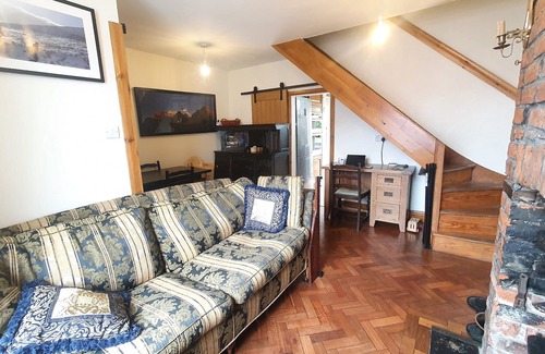Llandaff North Cottage | Traditional Cottage near Wales' Green Corridor
