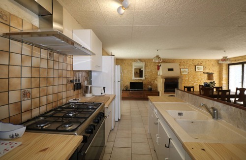 Pays-de-Belves House | Traditional dordogne stone house with private pool set in immaculate coutryside.