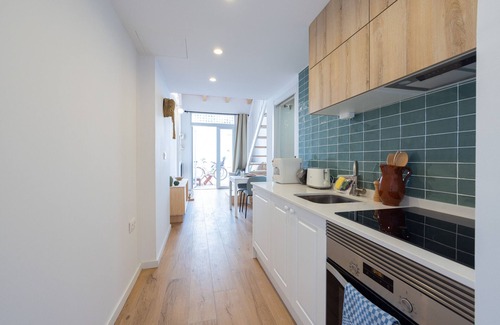 En Corts Apartment | Traditional Valencian House with Shared Terrace II by Florit Flats