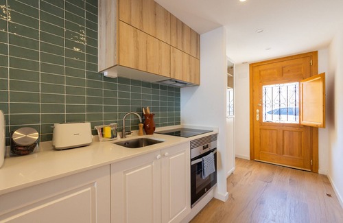 En Corts Apartment | Traditional Valencian House with Shared Terrace II by Florit Flats