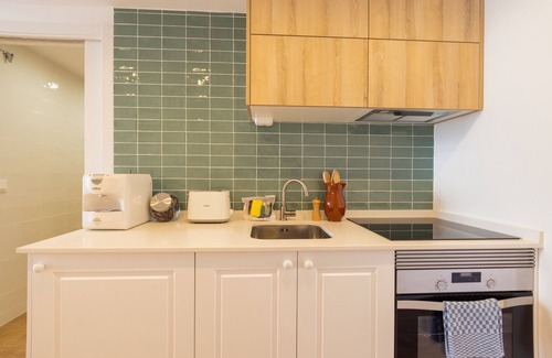 En Corts Apartment | Traditional Valencian House with Shared Terrace II by Florit Flats