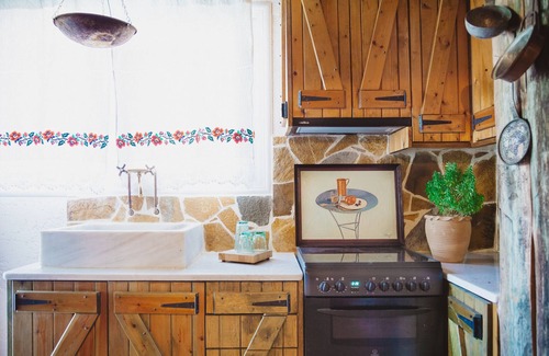 Gefira Mpania Apartment | Τraditional house with pool and fire place