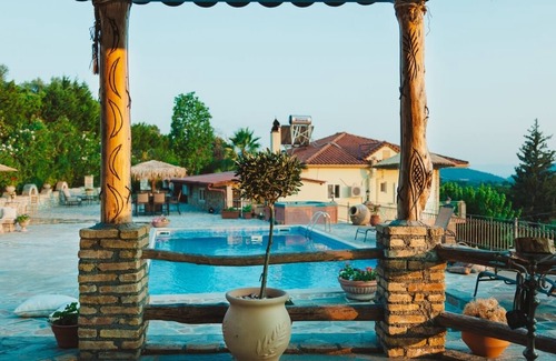 Gefira Mpania Apartment | Τraditional house with pool and fire place
