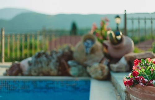 Gefira Mpania Apartment | Τraditional house with pool and fire place