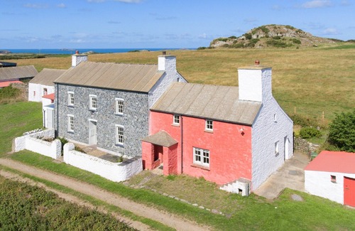 St Brides Cottage | Traditional Pembrokeshire Farm Cottage between St Davids and Whitesands Beach.