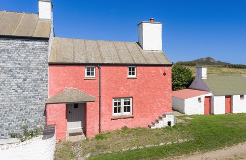 St Brides Cottage | Traditional Pembrokeshire Farm Cottage between St Davids and Whitesands Beach.