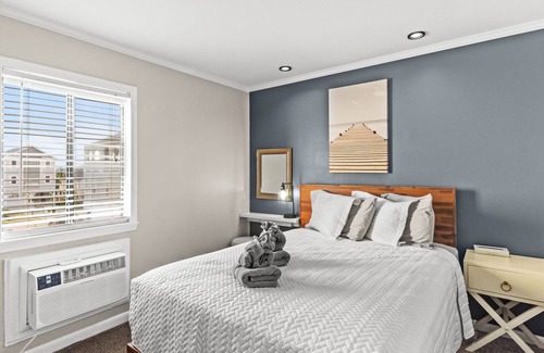 Carolina Beach Hotel | Traditional Queen Room Hotel- 2 Pools, Near Beach/Boardwalk, No Pets Allowed