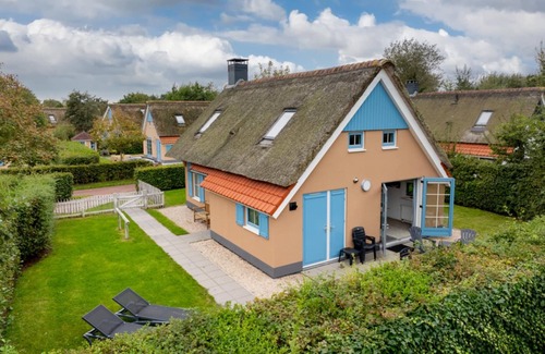 De Koog House | Traditional villa with two bathrooms, on Texel, sea at 2 km.