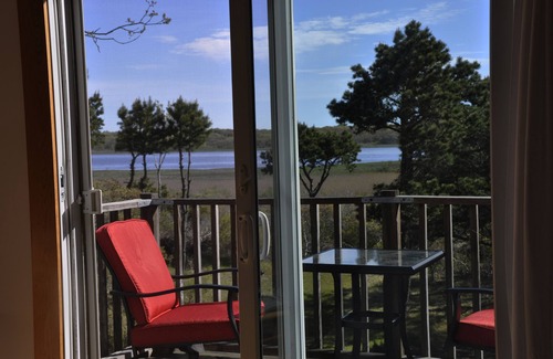 Adamsville House | Traditional waterfront cottage on Horseneck Beach