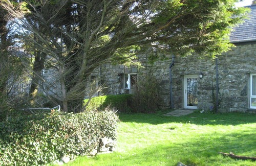 Llwyngwril Cottage | Traditional welsh cottage with Stunning Sea And Mountain Views