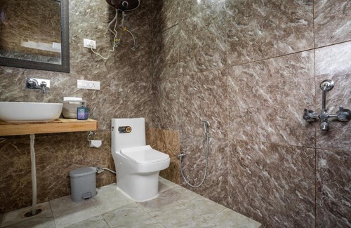 Banjar Cabin | Tragopan Chalet’s- Oak Luxury Cabin with balcony