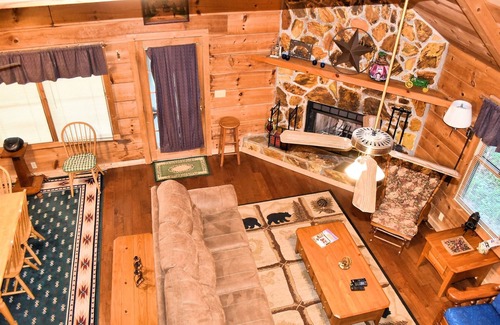 Morganton Cabin | Trail's End - Hot Tub, Pool Table, Wifi, Pet Friendly, 15 minutes to Blue Ridge