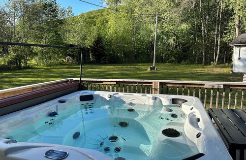 Harriman House | Trailer and pet-friendly! Hot tub! Minutes to Windrock and Frozen Head!