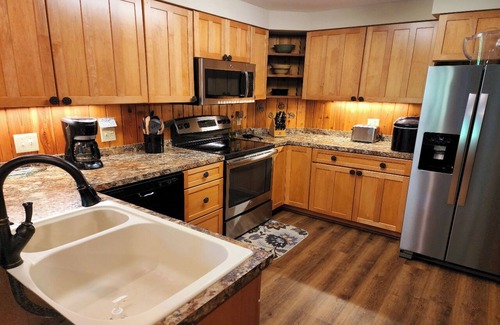 Birchwood Farms House | Trails End Cedar Lodge: Beautiful three bedroom home in Birchwood Farms