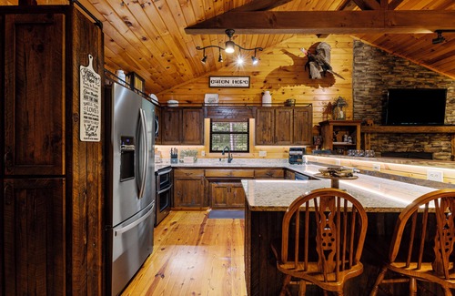 Morganton Cabin | Trails End Lodge 5 BR cabin in Morganton with AC, WiFi, Hot Tub