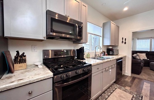 Wakefield House | Trailside #1 Summer fun~ AC, HotTub, ATV, hiking, waterfalls, fishing, boat