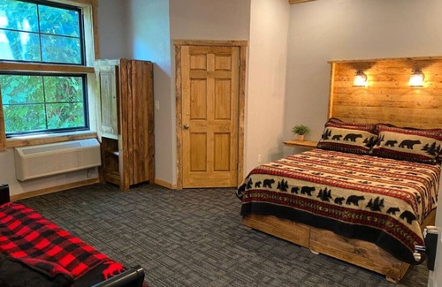 Ohiopyle Hotel | Trailside Hotel Minutes to Fallingwater Queen 105