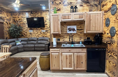 Newtown Cabin | Trailside Lodge | 10 Sec to Trail, Hot Tub + Fire Pit